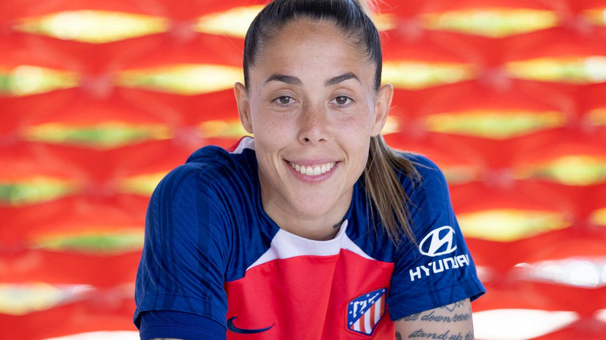 Lola Gallardo smiling in an Atlético Madrid goalkeeper jersey