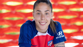 Lola Gallardo smiling in an Atlético Madrid goalkeeper jersey