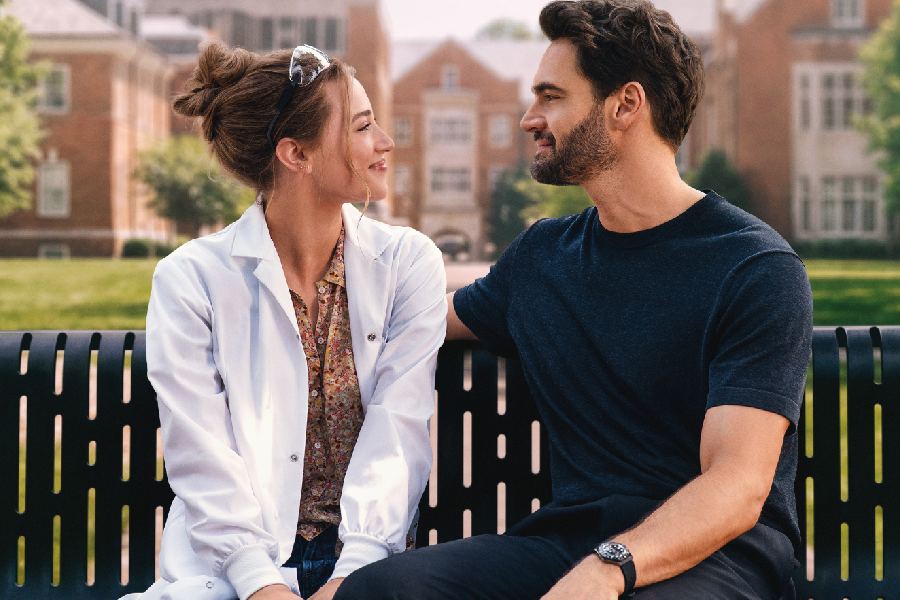 Lili Reinhart and Tom Bateman in The Love Hypothesis