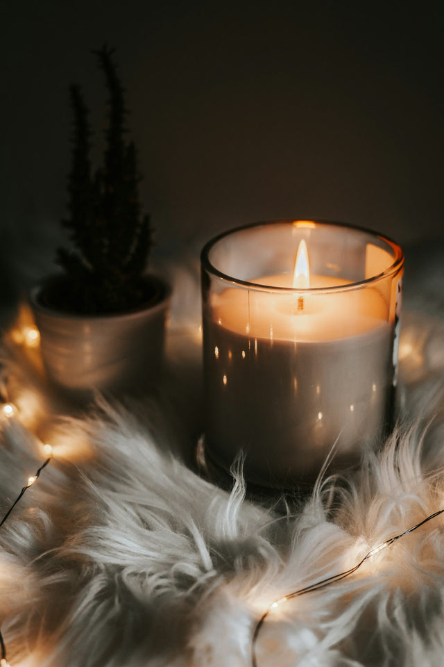 Jar candles arranged in a cozy home setting for comparing electric candle warmer lamp styles. Illustrative reference for this article; exact model match not independently verified.